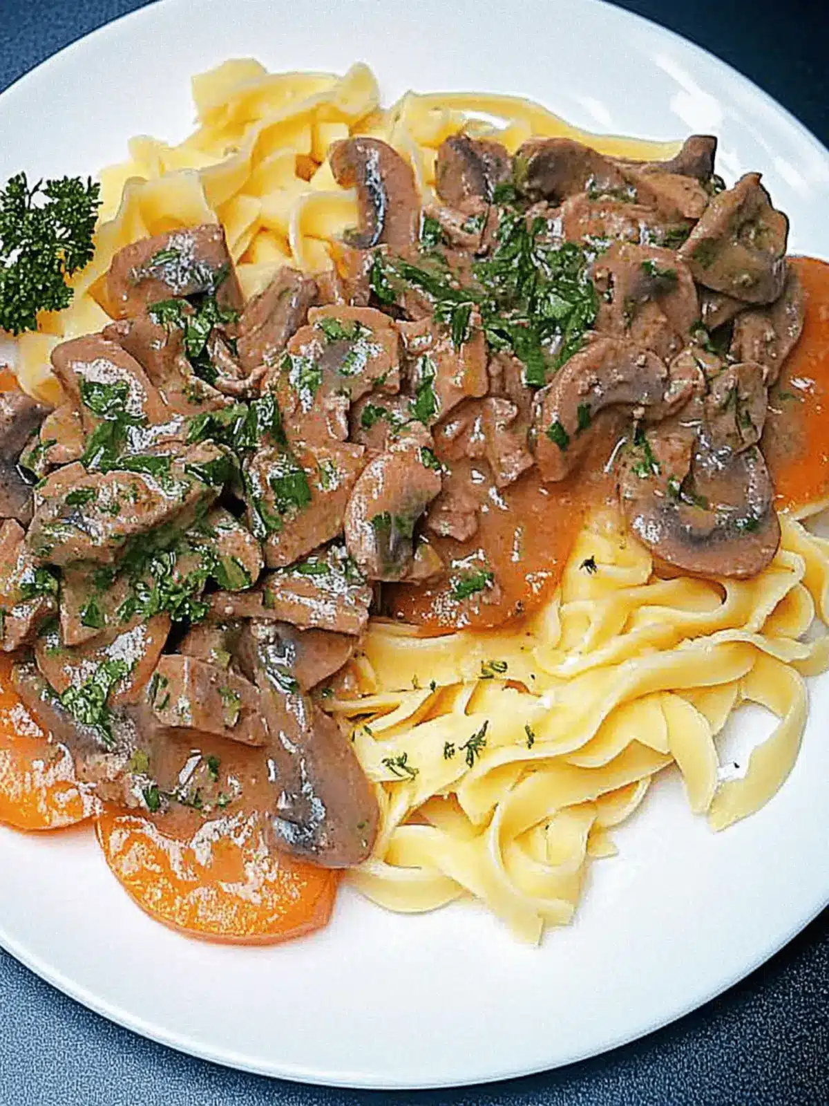 Herzhafter Rindfleisch- und Champignon-Stroganoff mit Nudeln
