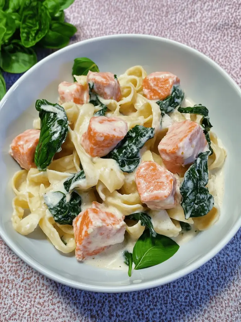 Bandnudeln mit Lachs und Spinat in cremiger Sauce
